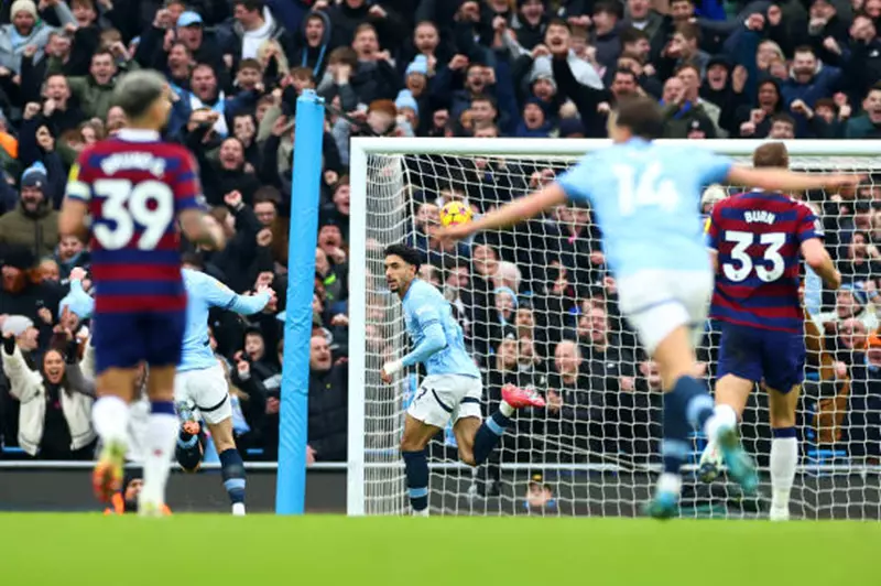 عمر مرموش.. ماذا قدم في مباراة سيتي وليفركوزن؟