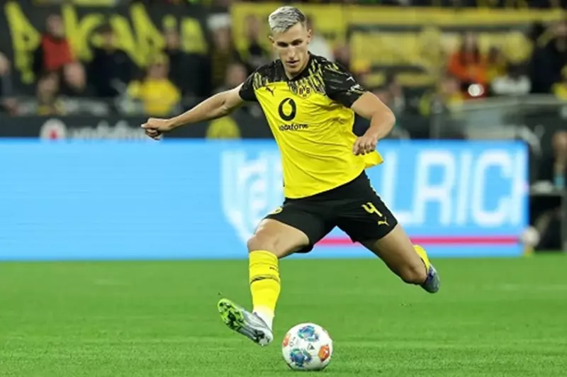 مانشستر يونايتد يفتح باب التفاوض مع مدافع دورتموند